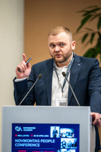 Artur Trus speaking at Novikontas People Conference